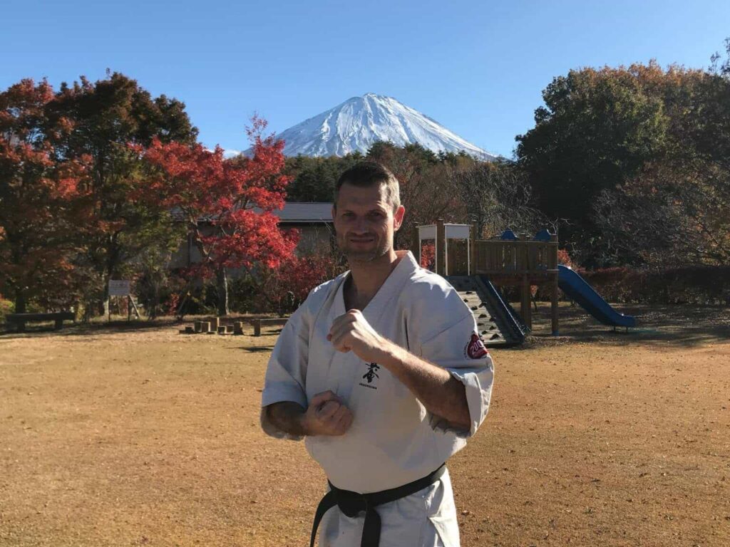 Sensei Mathias Davidoff Halberg, 4. dan, i karate-gi med Fuji-bjerget i Japan i baggrunden